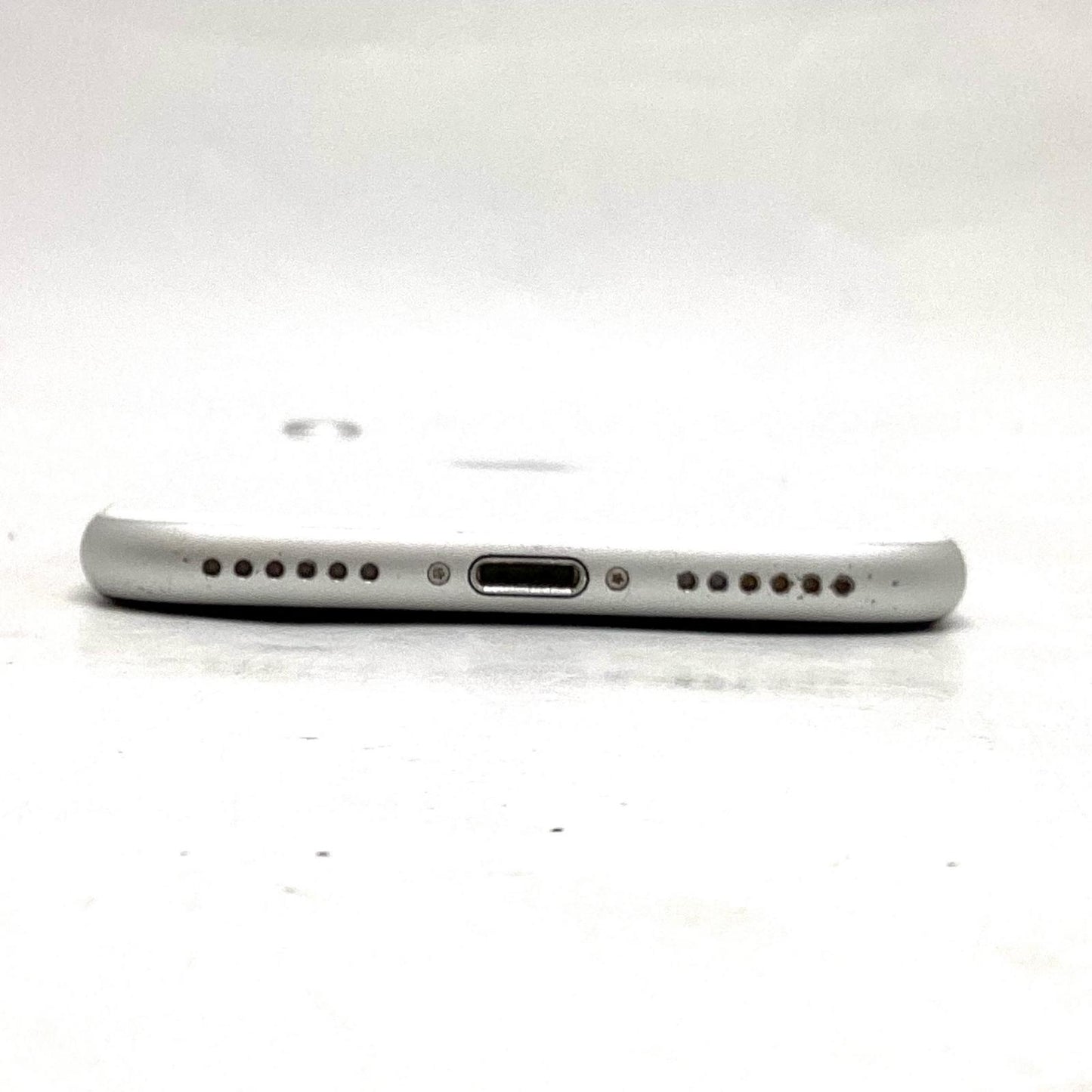 【全額返金保証】【最速発送】Apple iPhone iPhone SE(第2世代) 64GB ホワイト docomo 白ロム 動作確認済 79%