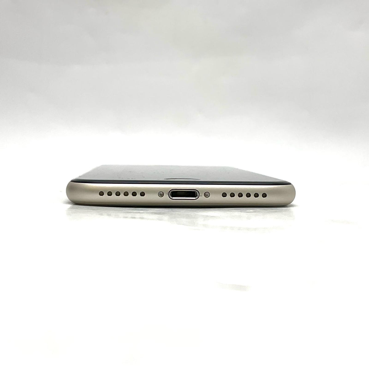 【全額返金保証】【最速発送】Apple iPhone iPhone SE(第3世代) 64GB スターライト au 白ロム 動作確認済 75%