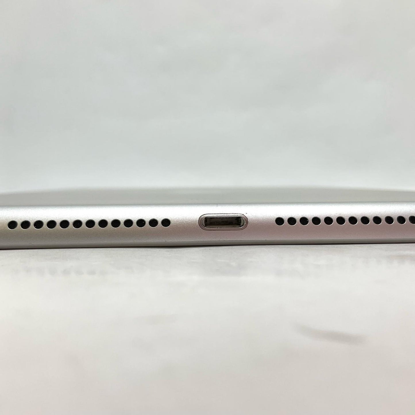 【全額返金保証】【最速発送】Apple iPad iPad 9.7インチ 第6世代 32GB シルバー Wi-Fi 動作確認済
