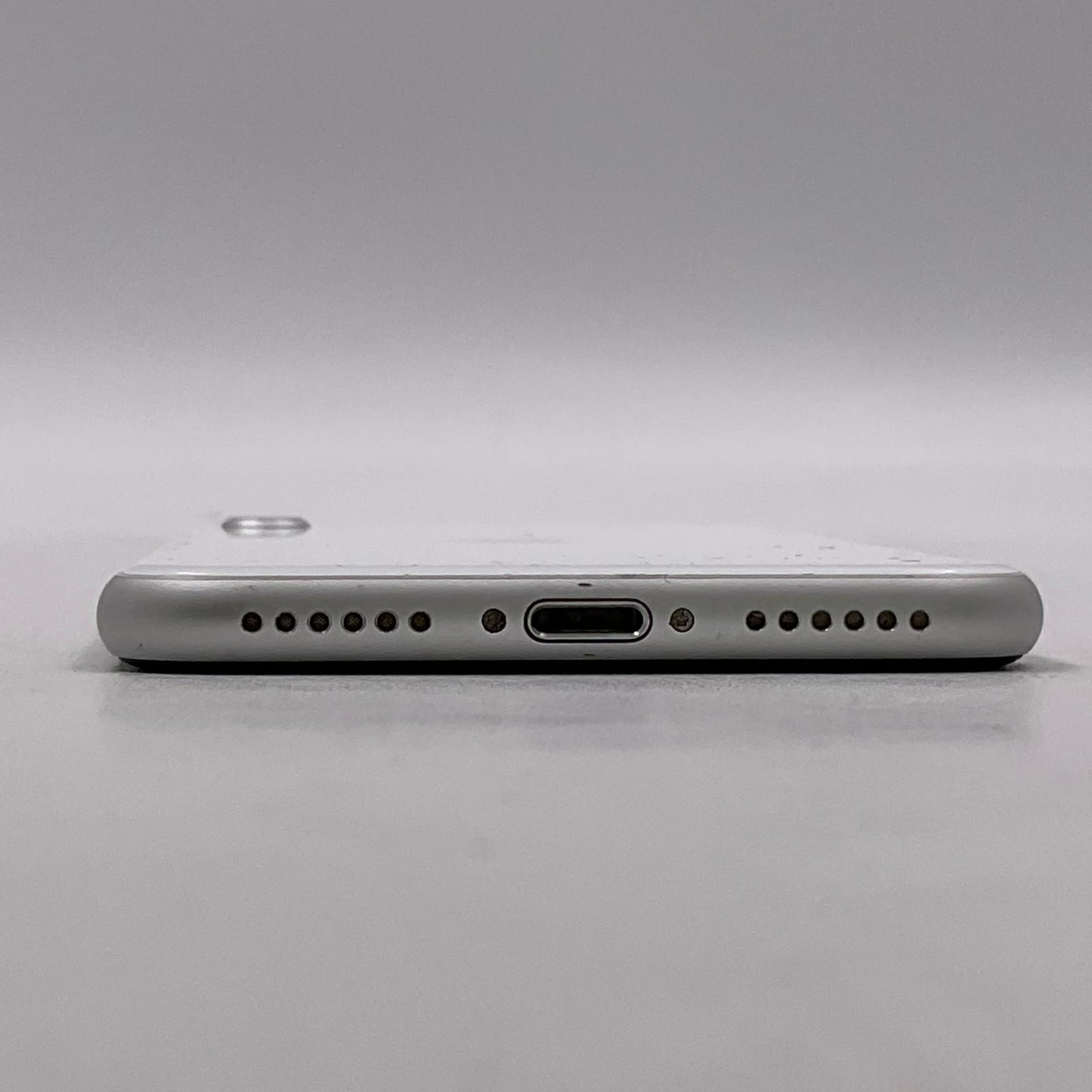 【全額返金保証】【最速発送】Apple iPhone iPhone SE(第2世代) 64GB ホワイト docomo SIMフリー 白ロム 動作確認済 76%