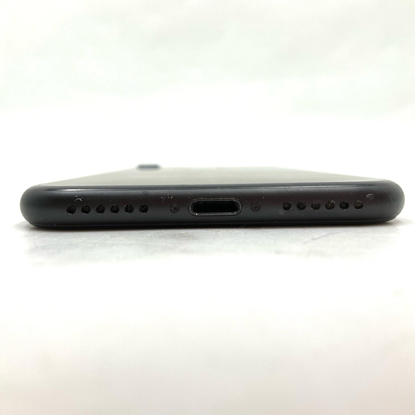 【全額返金保証】【最速発送】Apple iPhone iPhone 7 32GB ブラック au 白ロム 動作確認済 83%