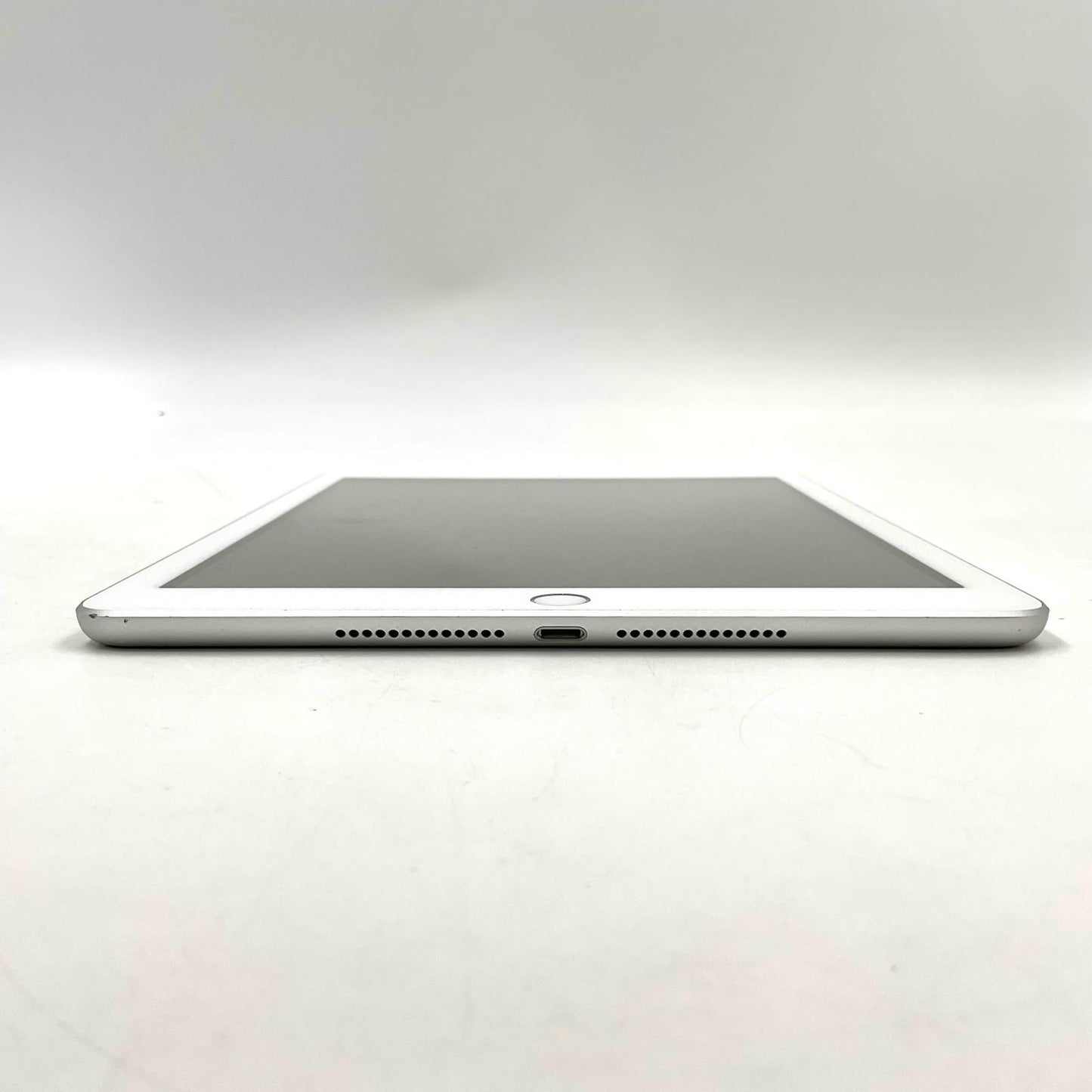 【全額返金保証】【最速発送】Apple iPad iPad 9.7インチ 第5世代 32GB シルバー WiFi+Cellular docomo 白ロム 動作確認済