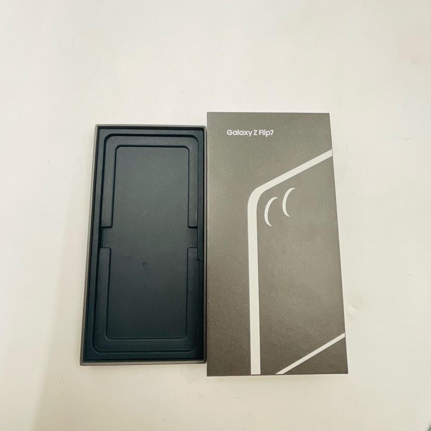 【全額返金保証】【最速発送】SAMSUNG Galaxy Z Flip7 512GB Mint SIMフリー SM-F766Q 白ロム 超美品 動作確認済