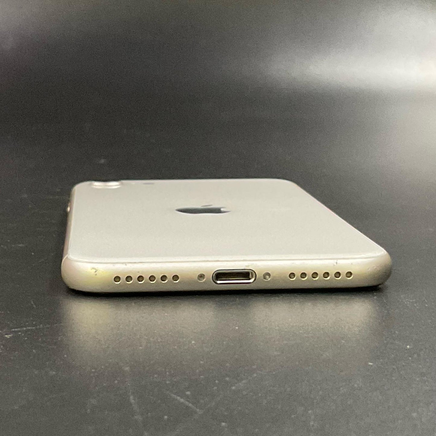【全額返金保証】【最速発送】Apple iPhone iPhone SE(第3世代) 128GB スターライト au 白ロム 動作確認済 78%