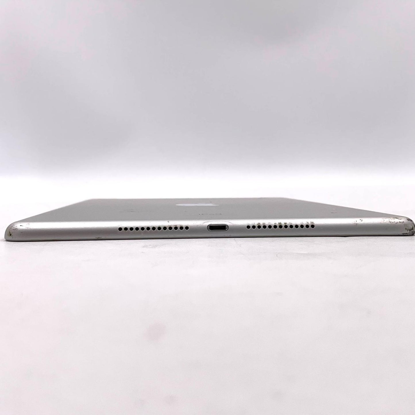 【最速発送】Apple iPad iPad 第7世代 Wi-Fi+Cellular 32GB Silver docomo SIMフリー 白ロム【難有】