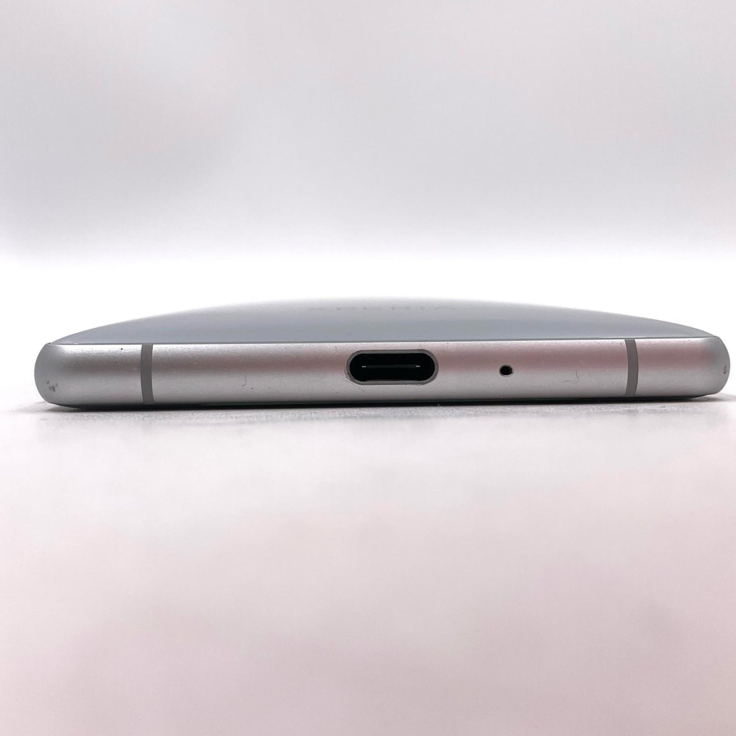 【全額返金保証】【最速発送】Sony Xperia XZ2 64GB Liquid Silver au SOV37 白ロム 美品 動作確認済