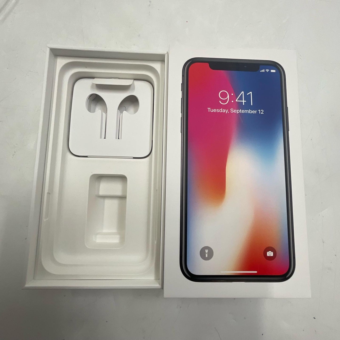 【全額返金保証】【最速発送】Apple iPhone iPhone XS 256GB シルバー au 白ロム 動作確認済 73%