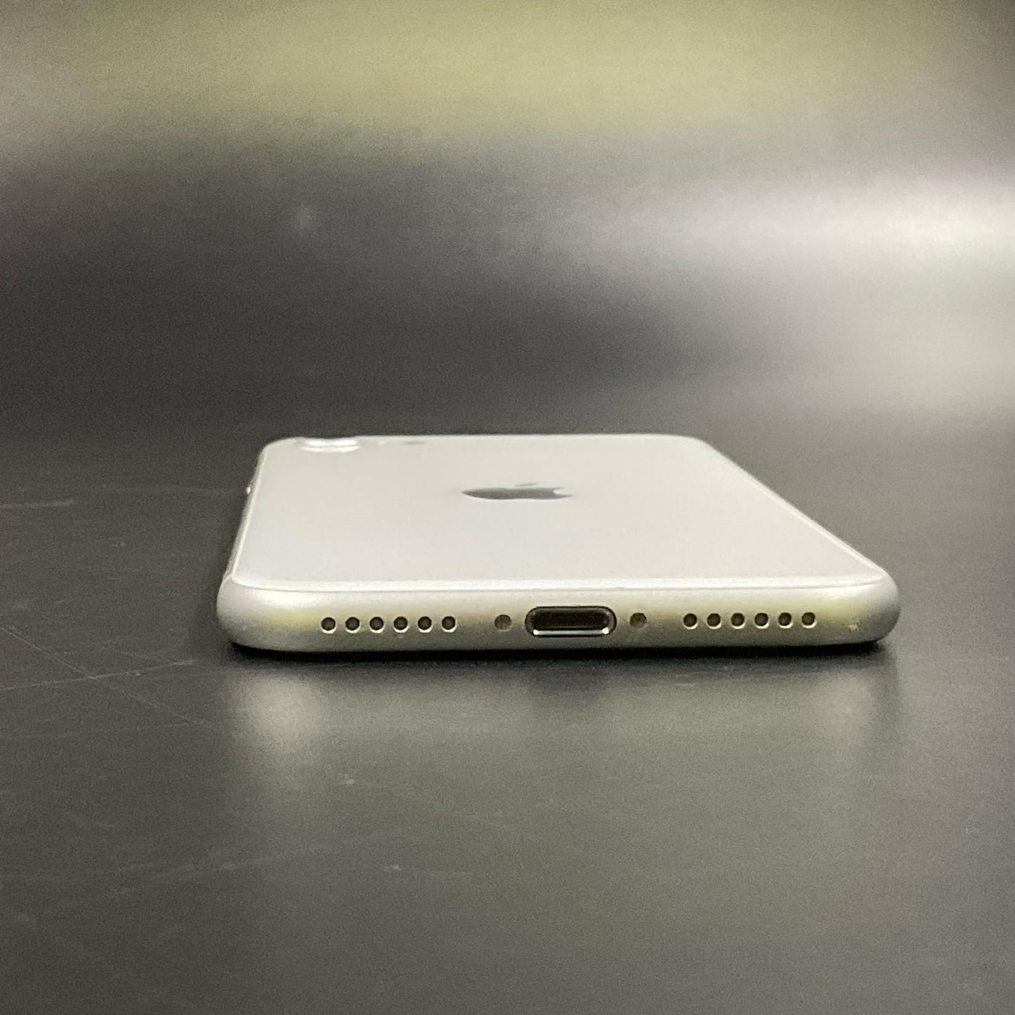 【全額返金保証】【最速発送】Apple iPhone iPhone SE(第2世代) 64GB ホワイト au 白ロム 動作確認済 76%