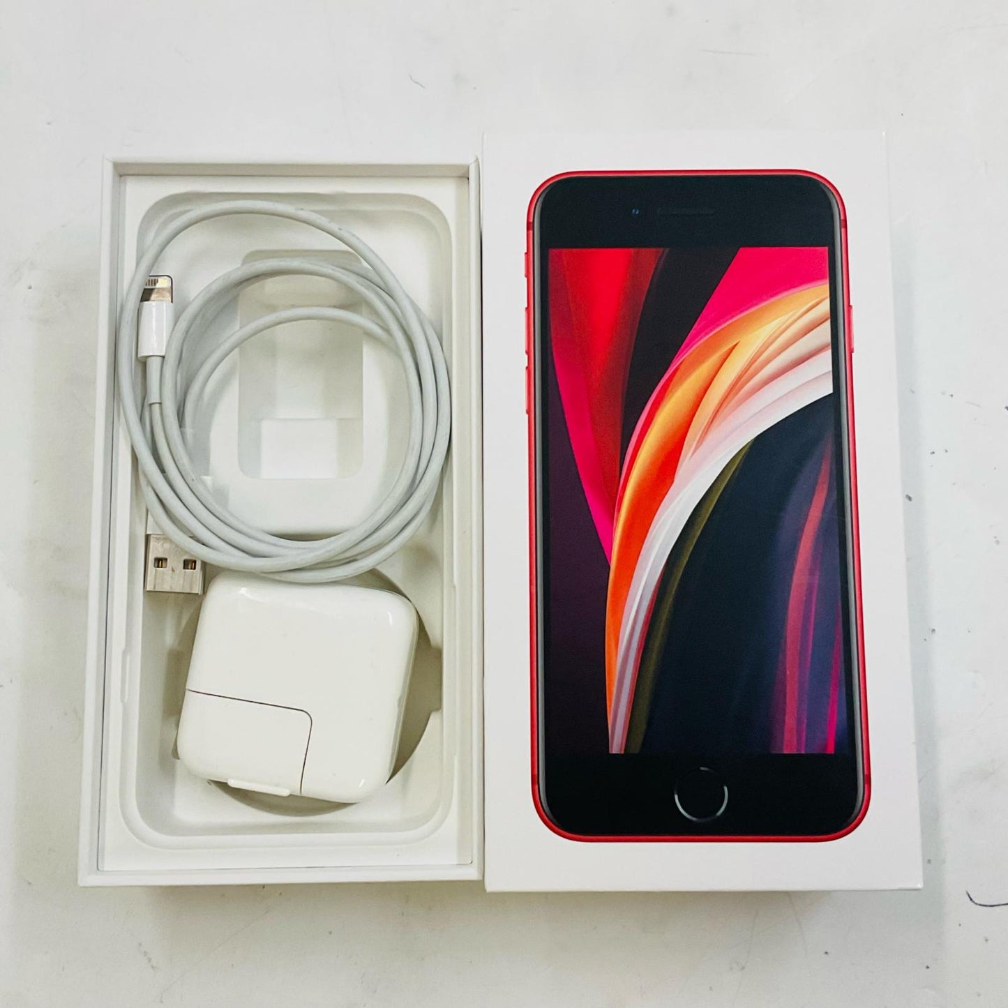 【全額返金保証】【最速発送】Apple iPhone iPhone SE(第2世代) 64GB (PRODUCT)RED docomo 白ロム 美品 動作確認済 81%