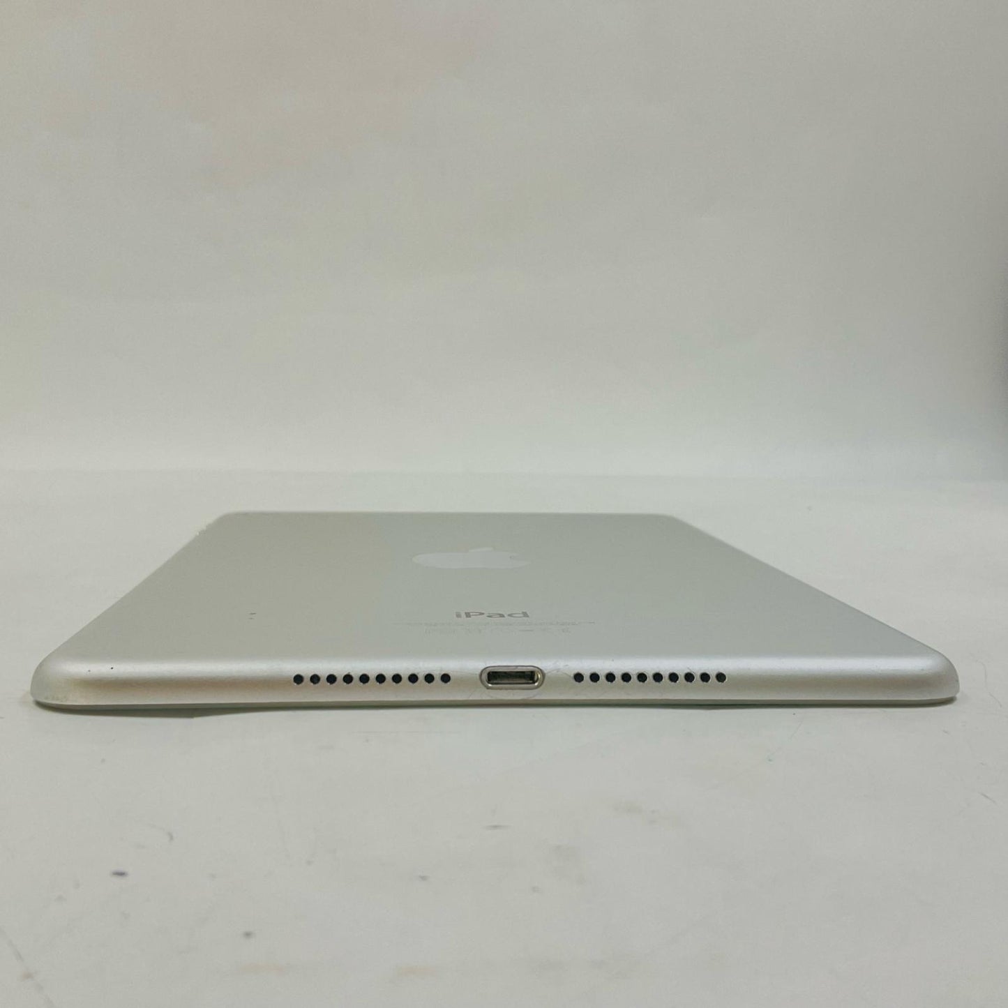 【最速発送】Apple iPad mini 7.9インチ 第4世代 128GB シルバー Wi-Fi【難有】