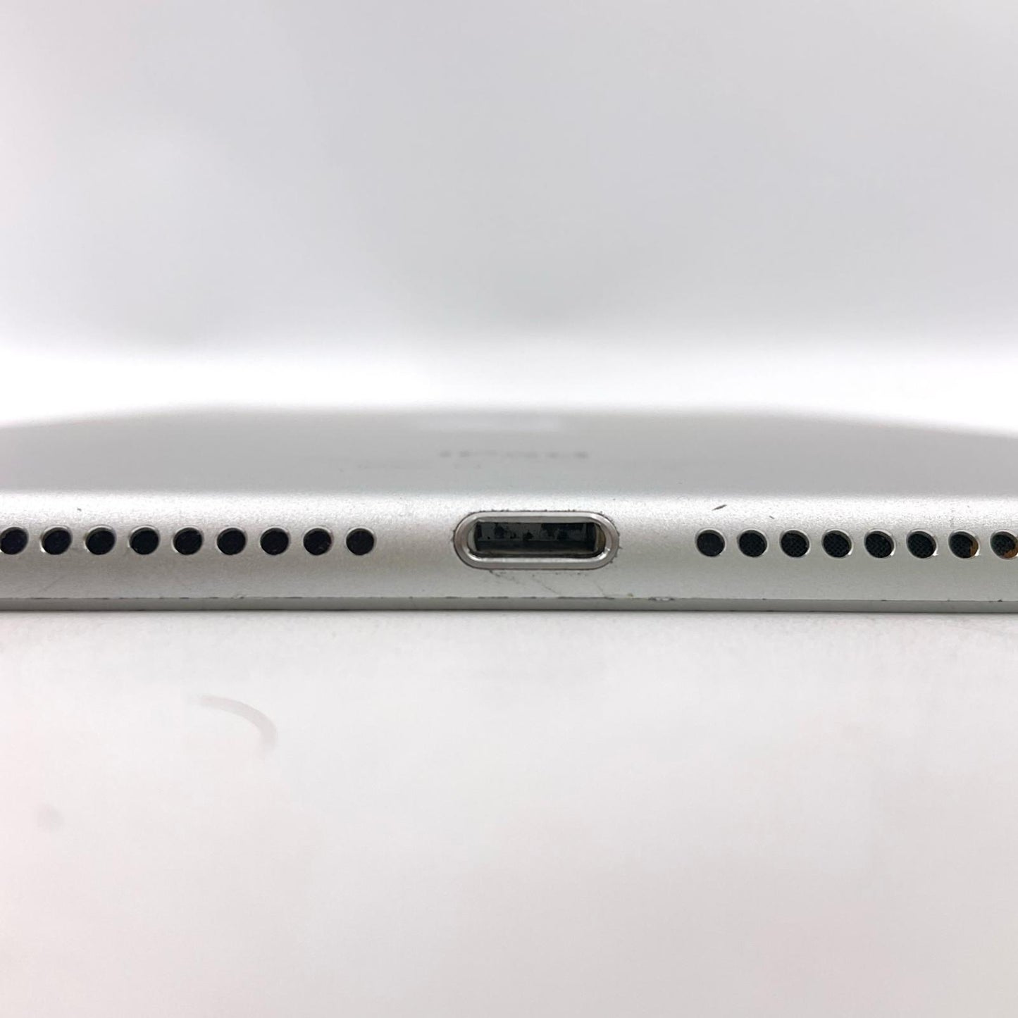 【全額返金保証】【最速発送】Apple iPad mini 7.9インチ 第4世代 128GB シルバー WiFi+Cellular docomo 白ロム 動作確認済