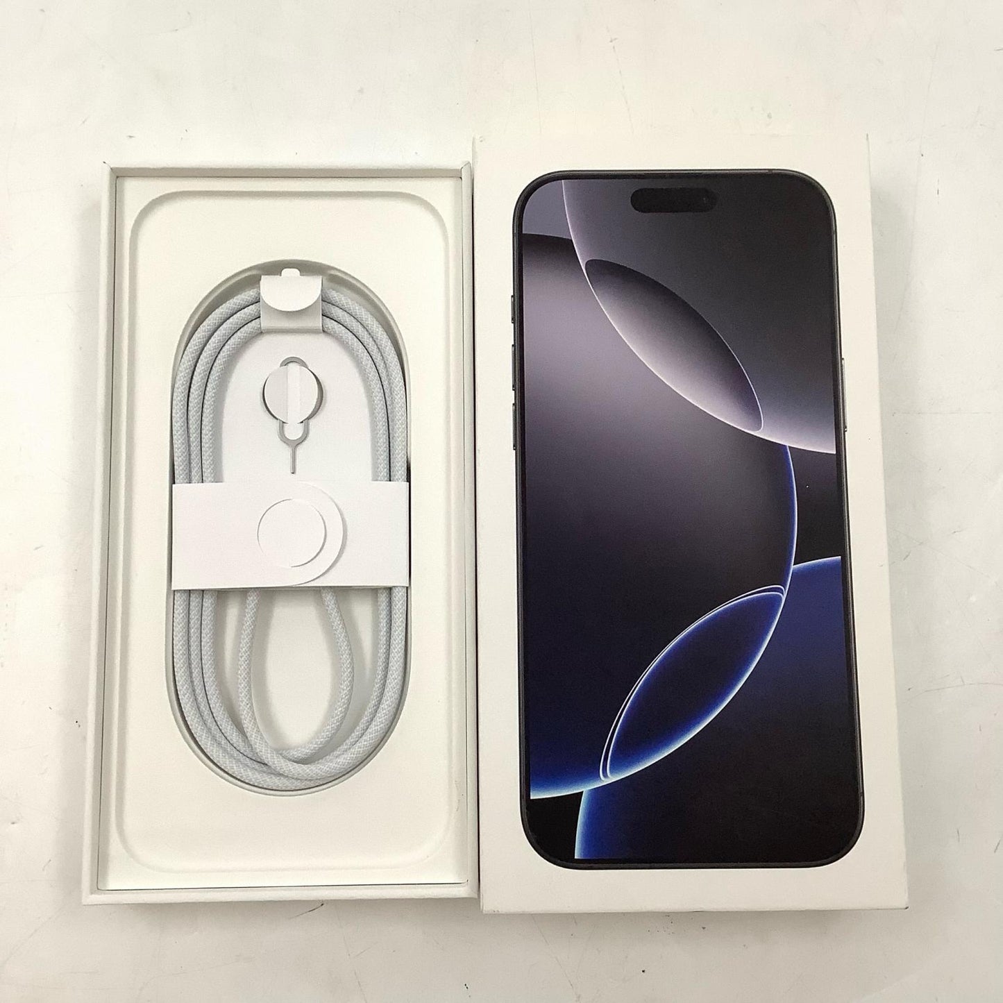 【全額返金保証】【最速発送】Apple iPhone iPhone 16 Pro Max 256GB デザートチタニウム au SIMフリー 白ロム 美品 動作確認済 93%