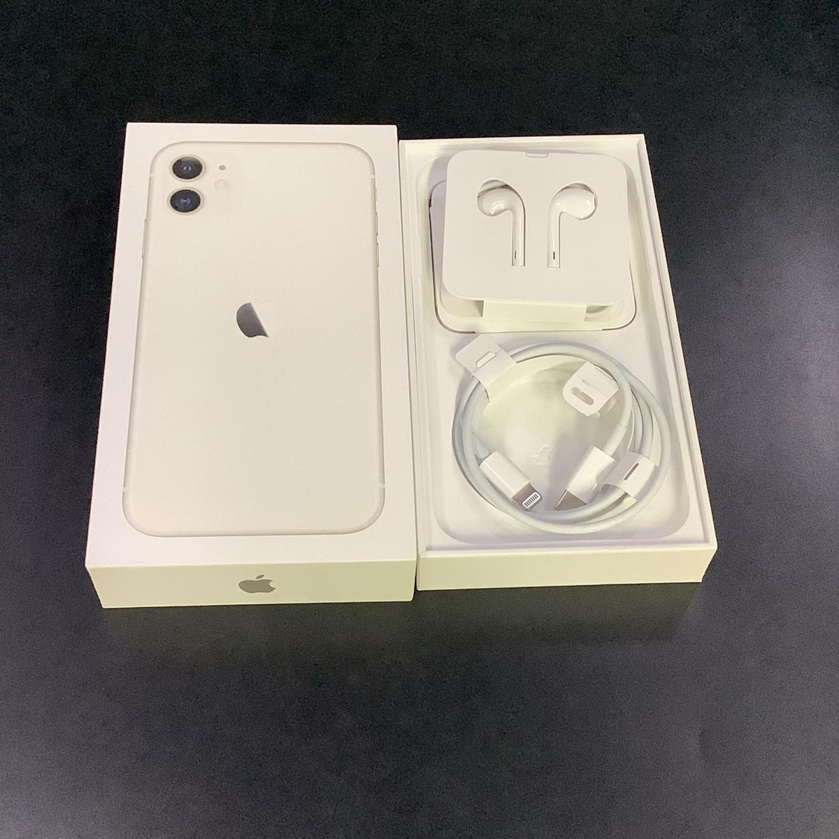 【全額返金保証】【最速発送】Apple iPhone iPhone 11 64GB ホワイト docomo SIMフリー 白ロム 美品 動作確認済 80%