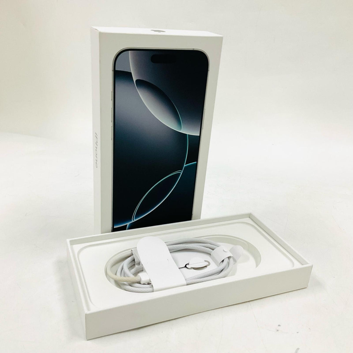 【全額返金保証】【最速発送】Apple iPhone iPhone 16 Pro Max 256GB ホワイトチタニウム au SIMフリー 白ロム 美品 動作確認済 94%