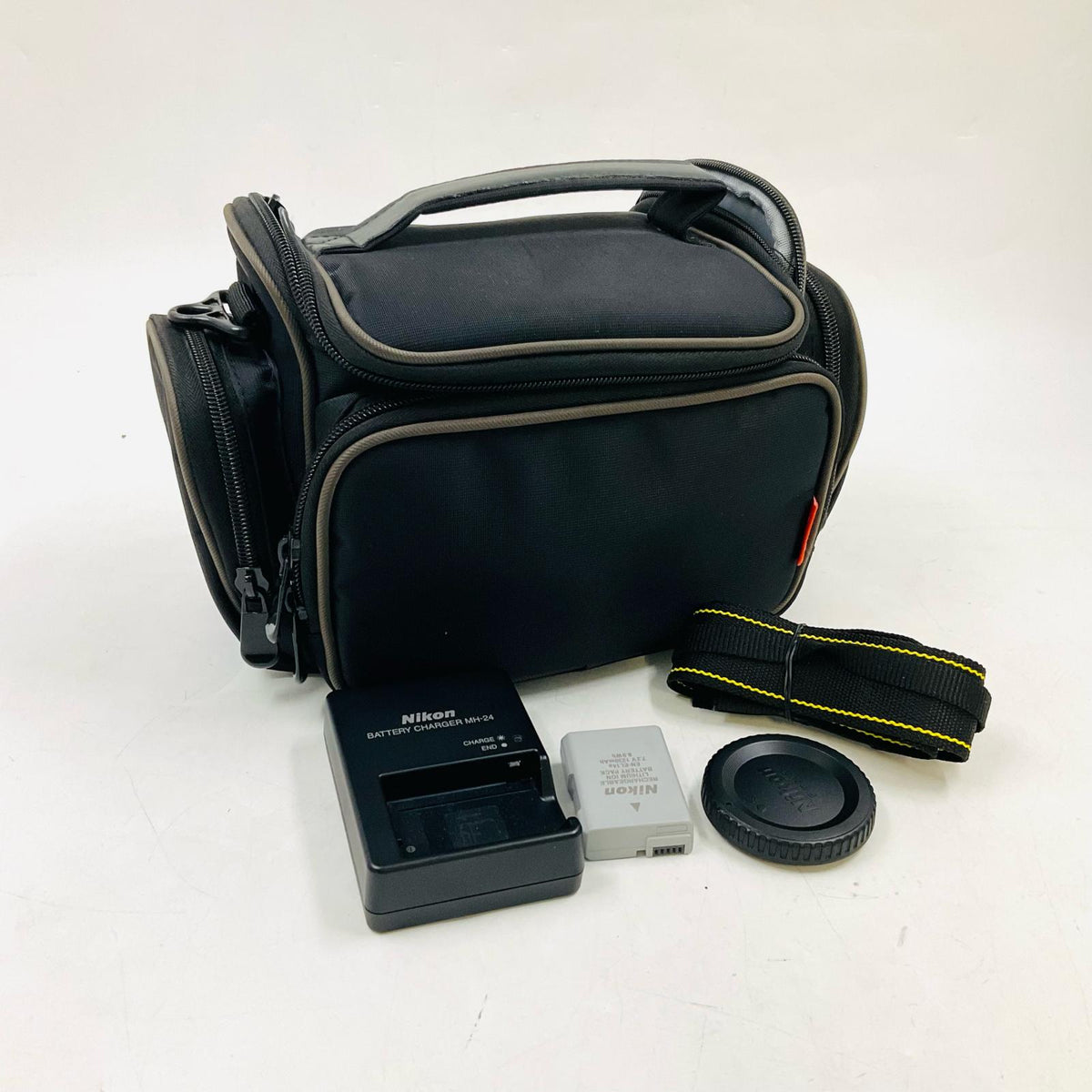 【全額返金保証】【最速発送】Nikon デジタル一眼 D5600 ボディ ブラック 美品 動作確認済