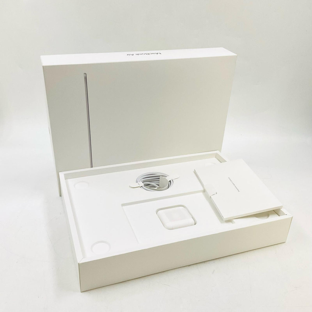 【全額返金保証】【最速発送】Apple MacBook Air 13インチ 2025 Apple M4 16GB SSD 512GB シルバー 100% 美品 動作確認済