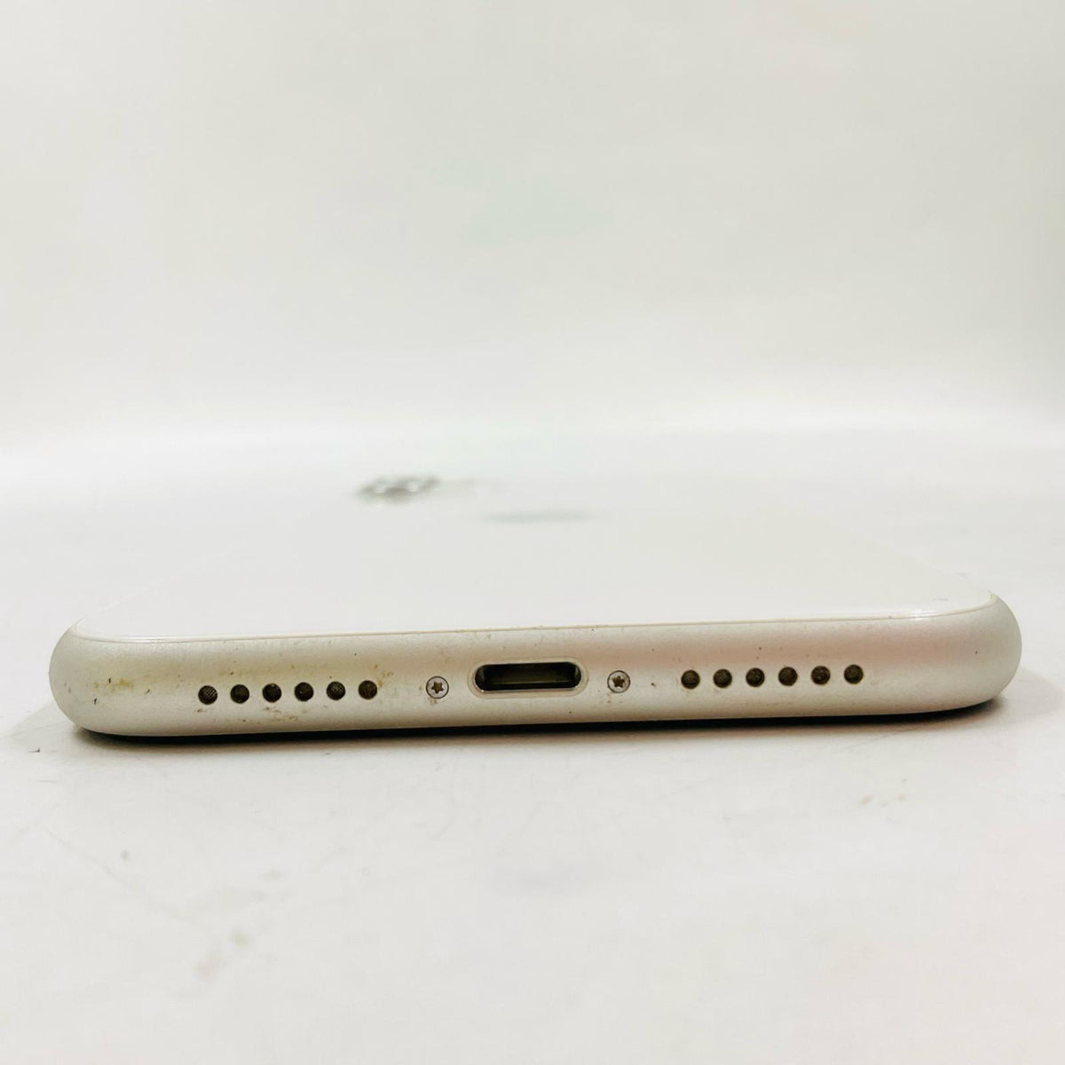 【最速発送】Apple iPhone iPhone 11 128GB ホワイト docomo SIMフリー 白ロム【難有】 81%