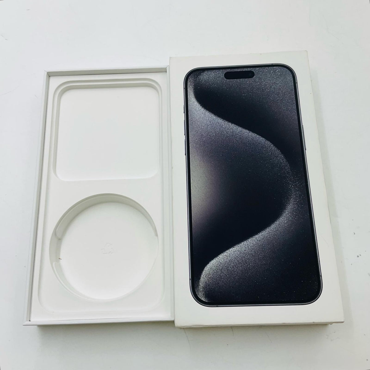 【全額返金保証】【最速発送】Apple iPhone iPhone 15 Pro Max 256GB ブラックチタニウム docomo SIMフリー 白ロム 美品 動作確認済 82%