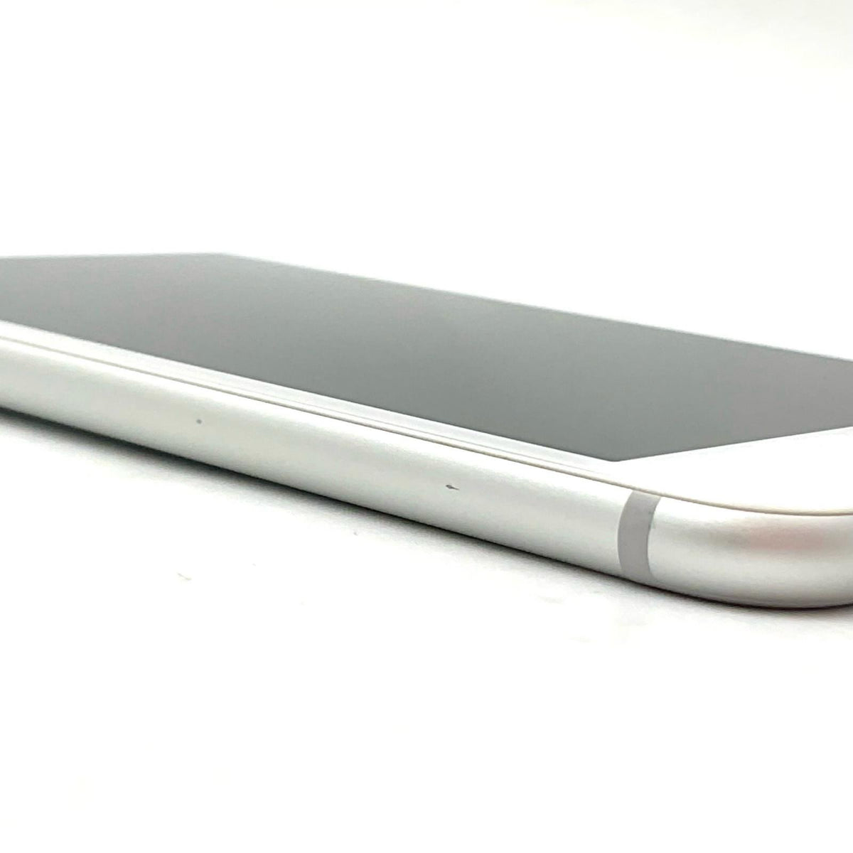 【全額返金保証】【最速発送】Apple iPhone iPhone 7 128GB シルバー docomo SIMフリー 白ロム 動作確認済 82%