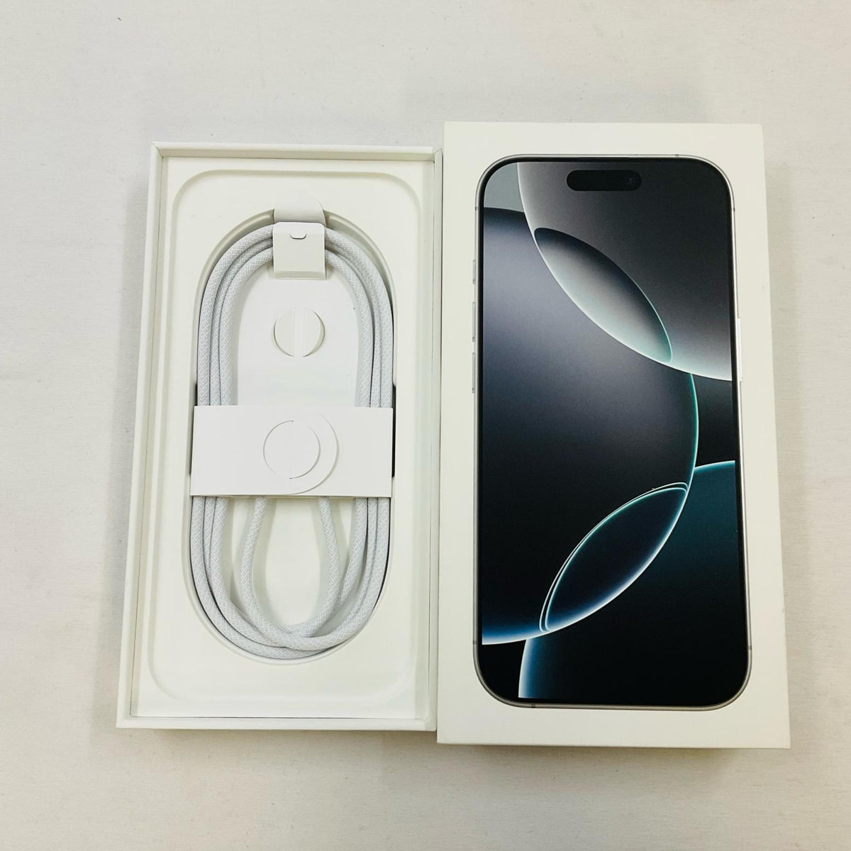 【全額返金保証】【最速発送】Apple iPhone iPhone 16 Pro 256GB ホワイトチタニウム 楽天モバイル SIMフリー 白ロム 美品 動作確認済 90%