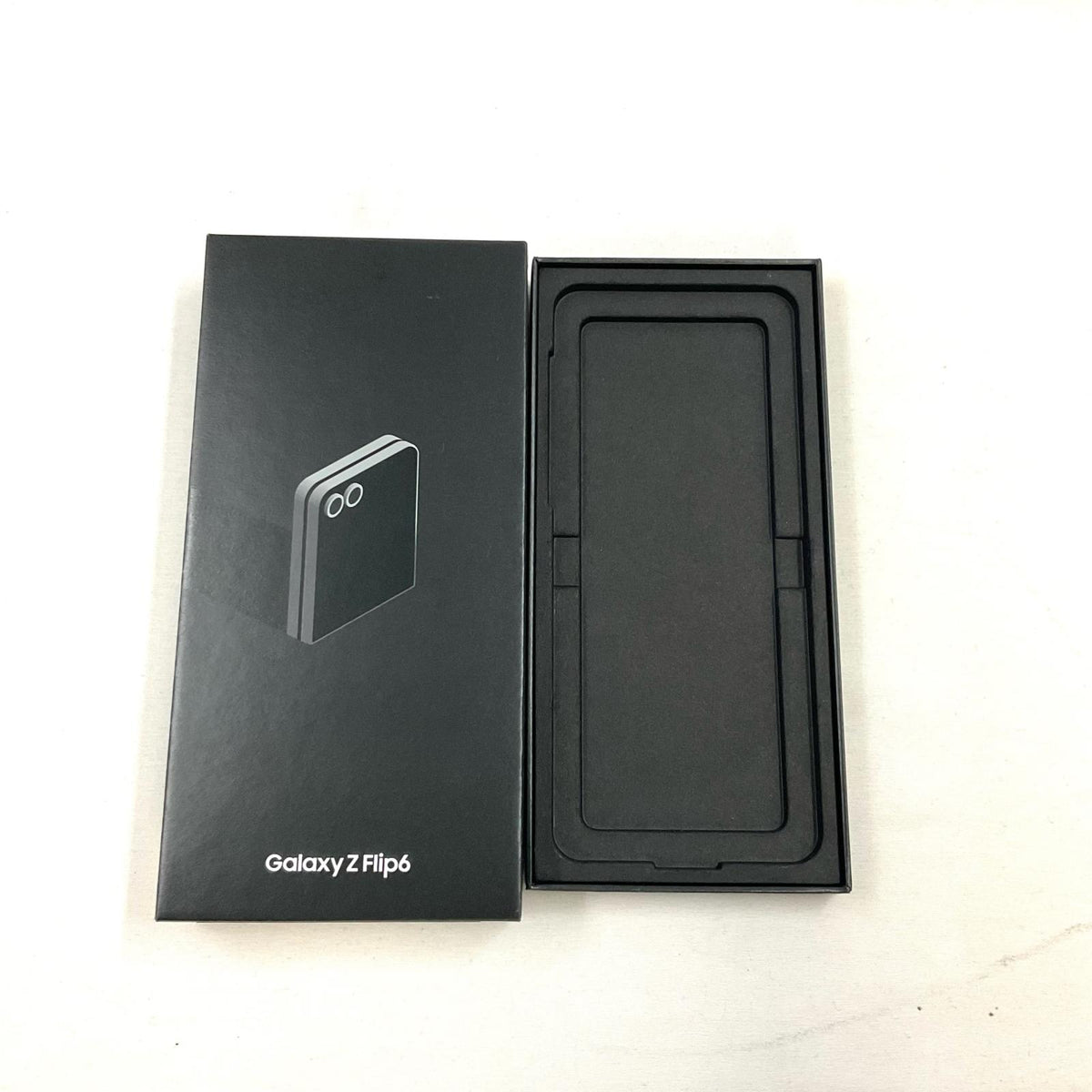 【全額返金保証】【最速発送】SAMSUNG Galaxy Z Flip6 256GB シルバー docomo SIMフリー SC-54E 白ロム 動作確認済