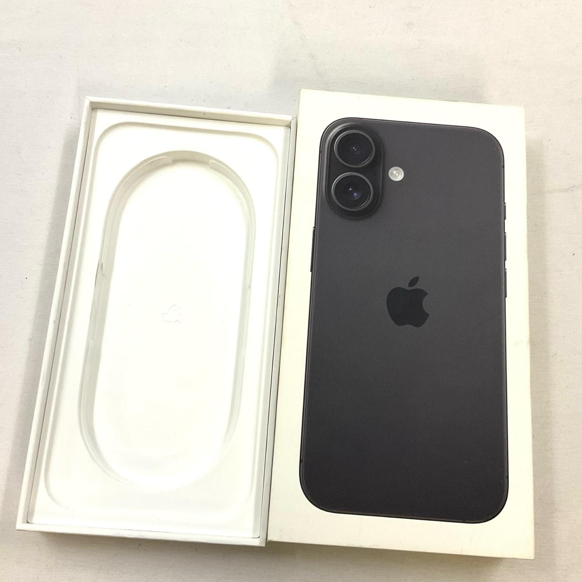 【全額返金保証】【最速発送】Apple iPhone iPhone 16 128GB ブラック au SIMフリー 白ロム 美品 動作確認済 99%