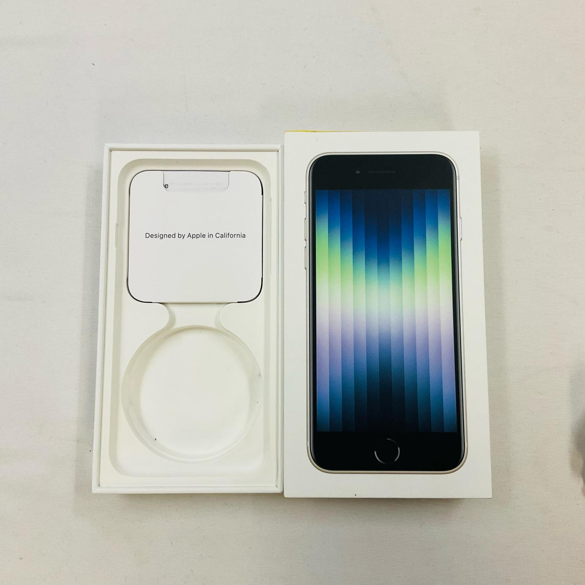 【最速発送】Apple iPhone iPhone SE(第3世代) 64GB スターライト au 白ロム【難有】 79%