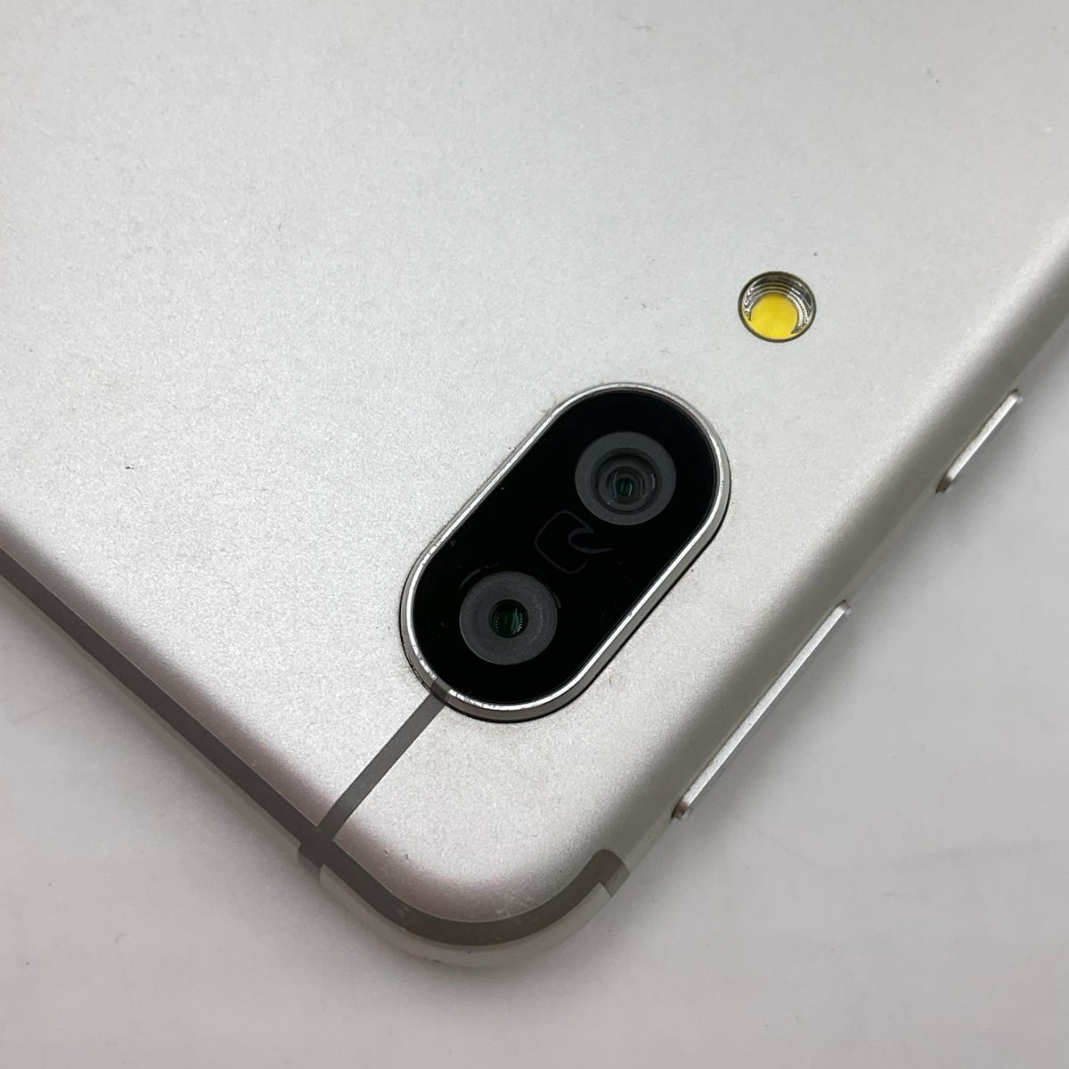 【全額返金保証】【最速発送】SHARP AQUOS sense3 シルバーホワイト docomo SH-02M 白ロム 美品 動作確認済