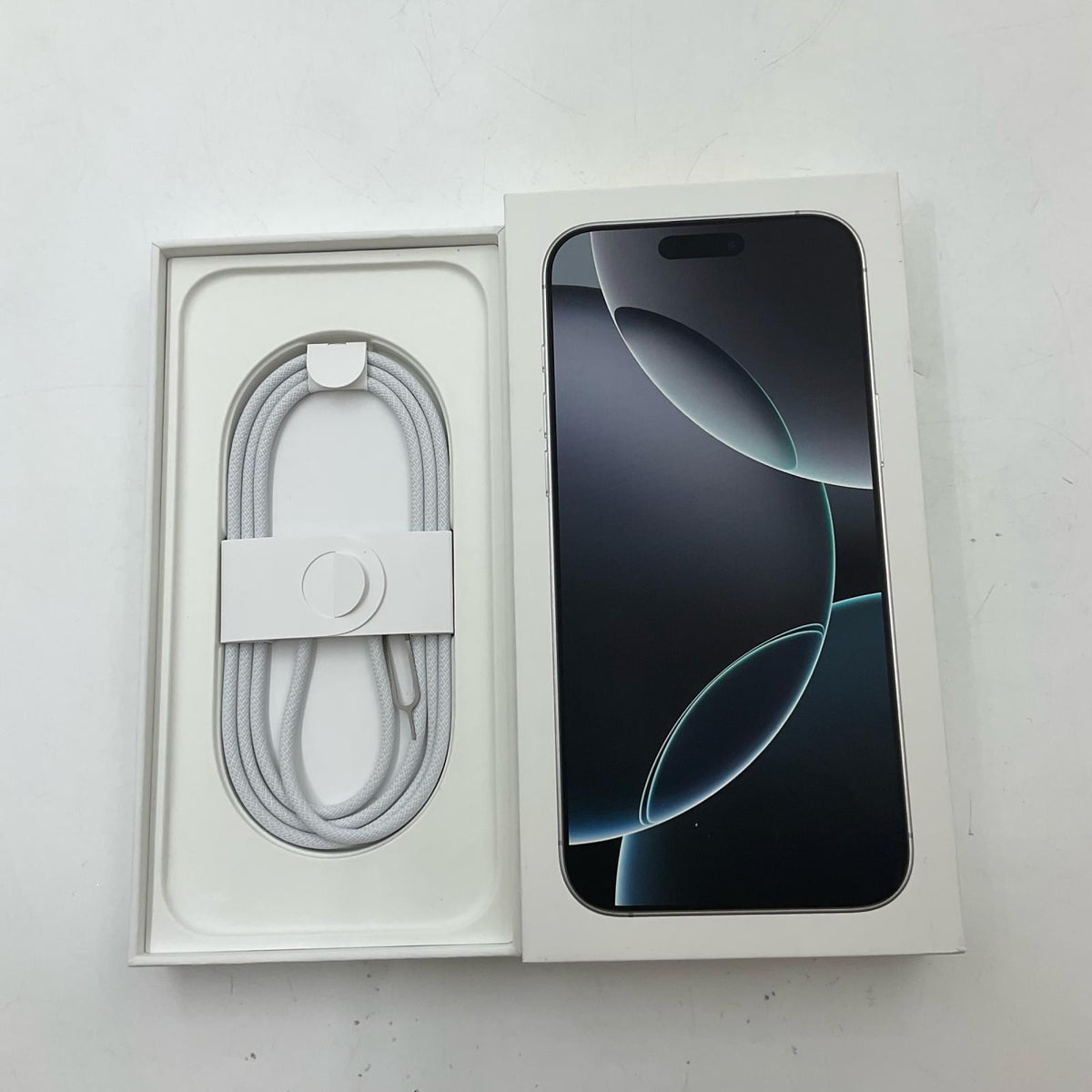 【全額返金保証】【最速発送】Apple iPhone iPhone 16 Pro Max 256GB ホワイトチタニウム au SIMフリー 白ロム 美品 動作確認済 94%