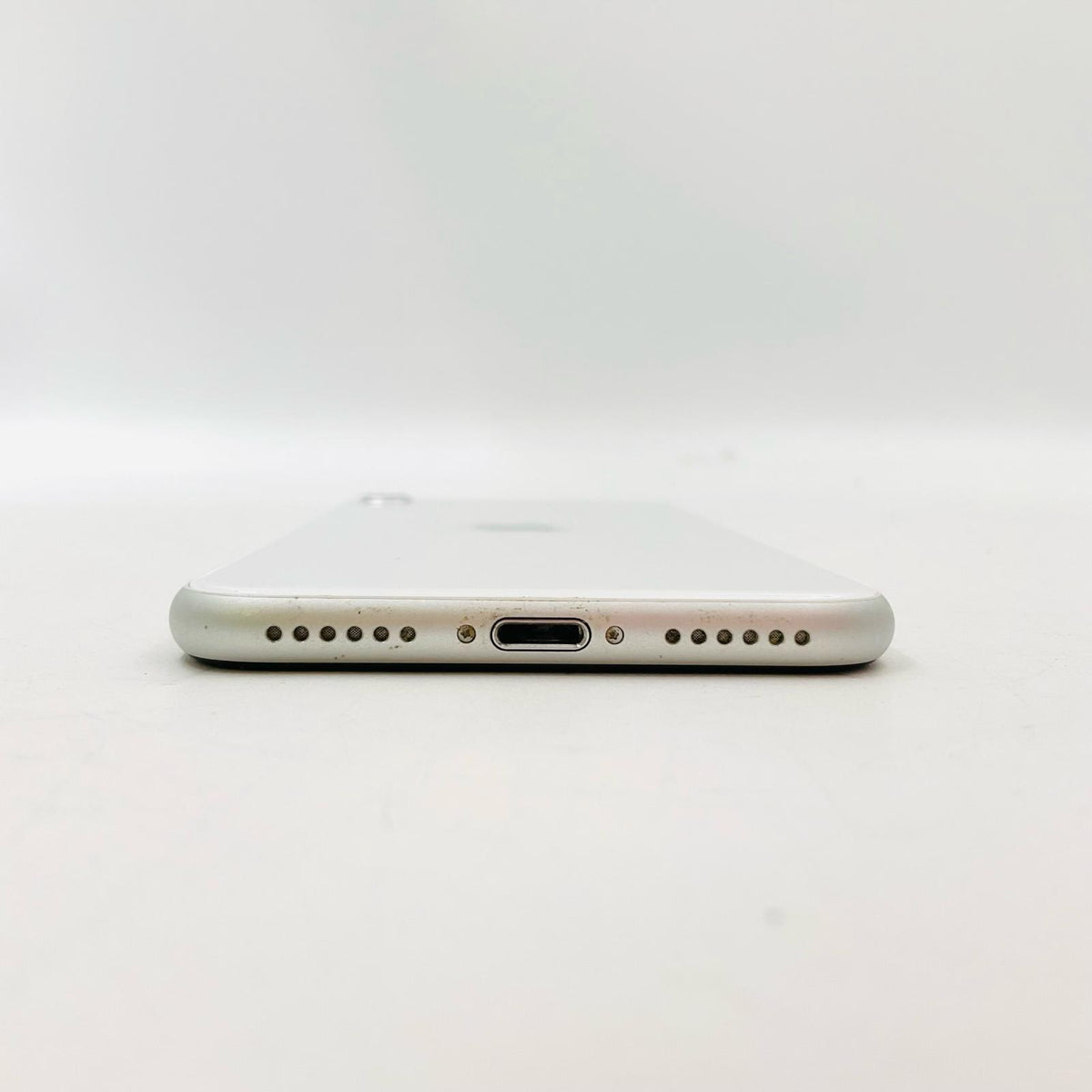 【全額返金保証】【最速発送】Apple iPhone iPhone SE (2nd generation) 64GB ホワイト au SIMフリー 白ロム 動作確認済 78%