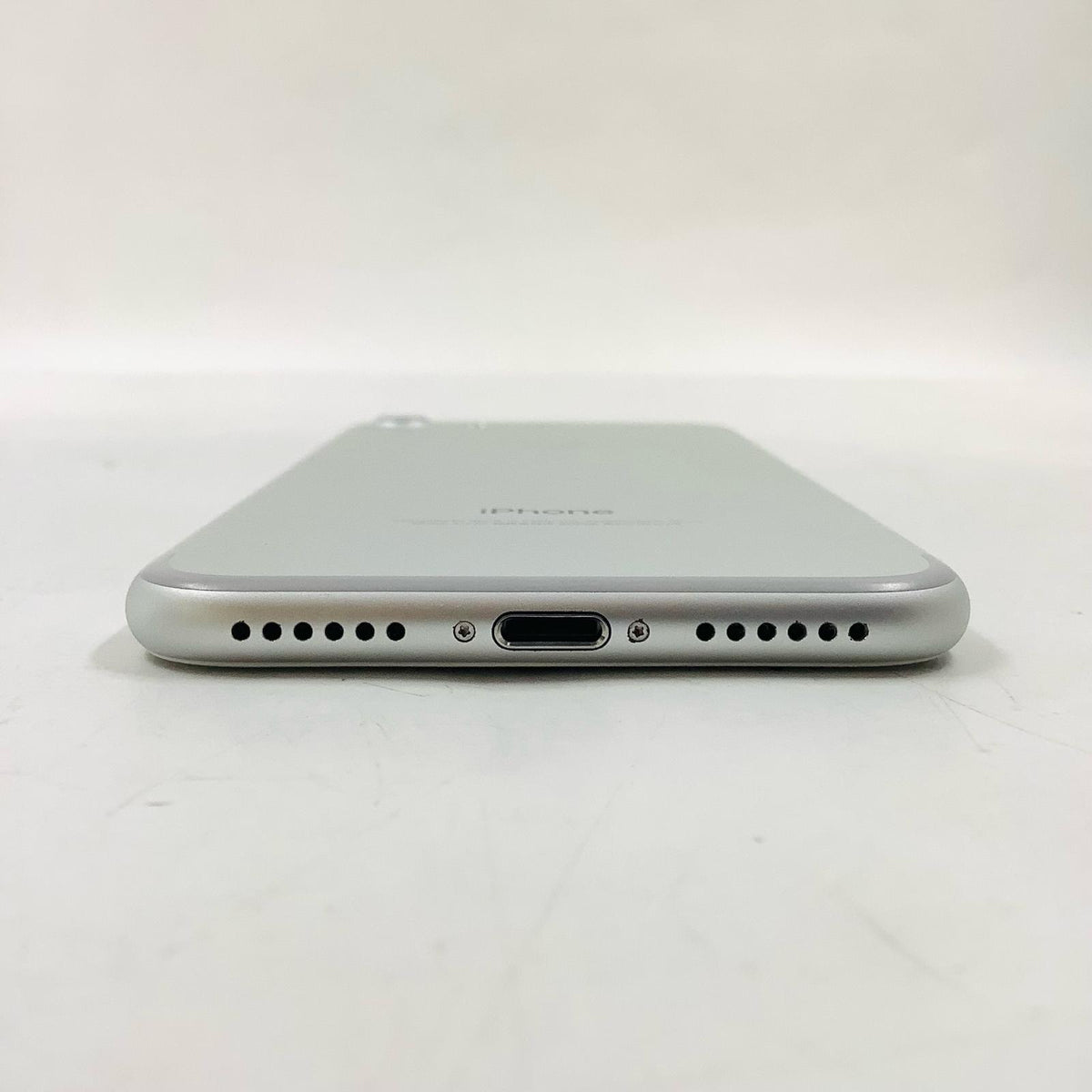 【全額返金保証】【最速発送】Apple iPhone iPhone 7 32GB シルバー au 白ロム 動作確認済 88%