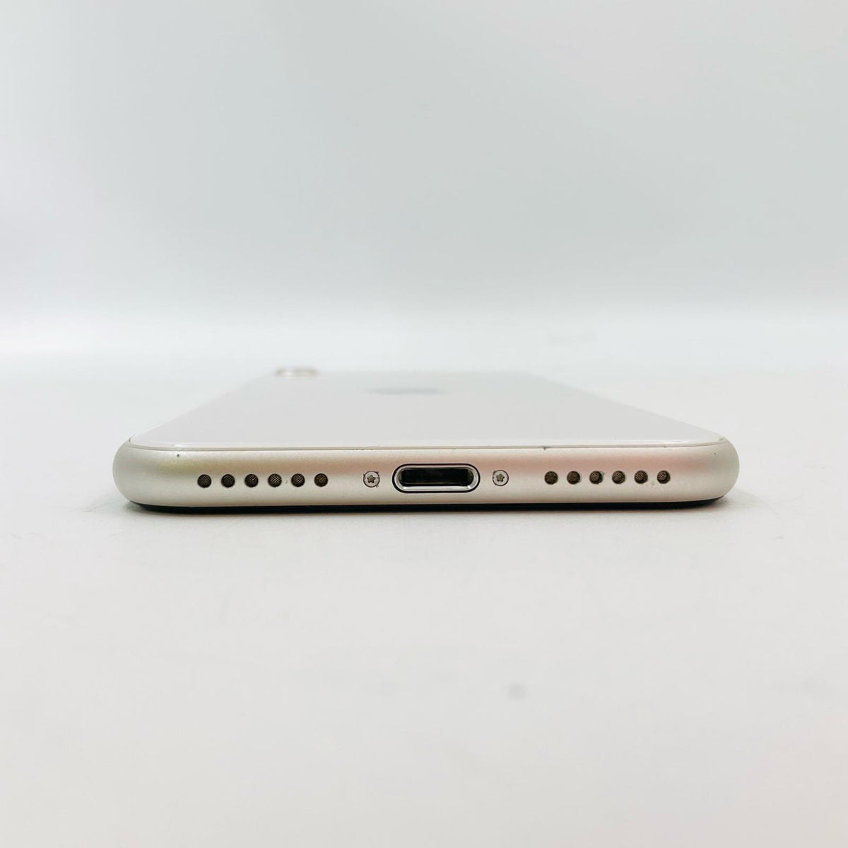 【全額返金保証】【最速発送】Apple iPhone iPhone SE(第3世代) 128GB スターライト docomo SIMフリー 白ロム 動作確認済 74%