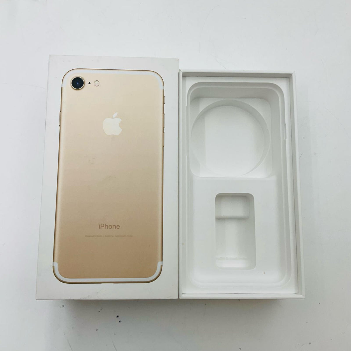【最速発送】Apple iPhone iPhone 7 32GB ゴールド au 白ロム【難有】 74%