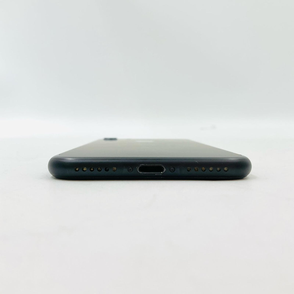 【全額返金保証】【最速発送】Apple iPhone iPhone 7 128GB ブラック au 白ロム 動作確認済 74%