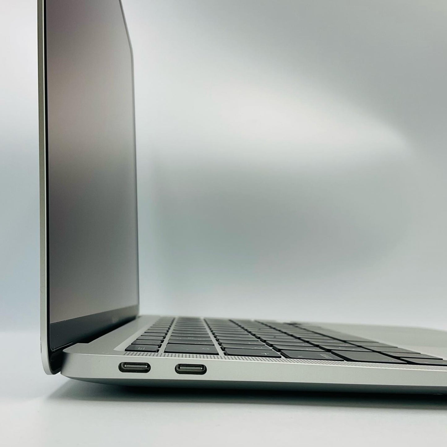 【全額返金保証】【最速発送】Apple MacBook Air 13インチ 2020 M1 8GB SSD 256GB シルバー 91.8% 動作確認済