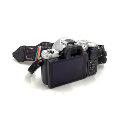 【全額返金保証】【最速発送】OLYMPUS デジタル一眼 OM-D E-M10 Mark III シルバー 美品 動作確認済