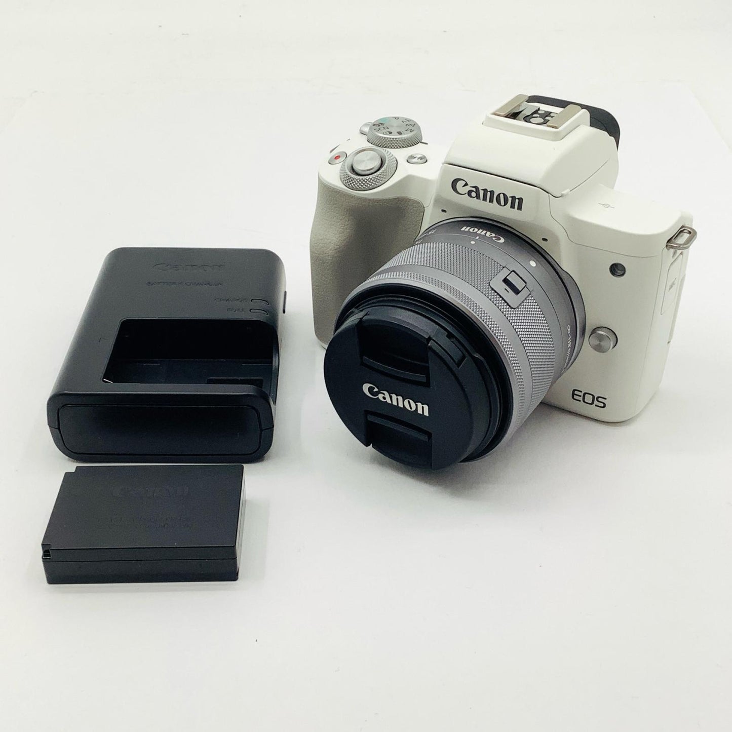 【全額返金保証】【最速発送】Canon デジタル一眼 EOS Kiss M2 EF-M15-45 IS STM レンズキット ホワイト 美品 動作確認済