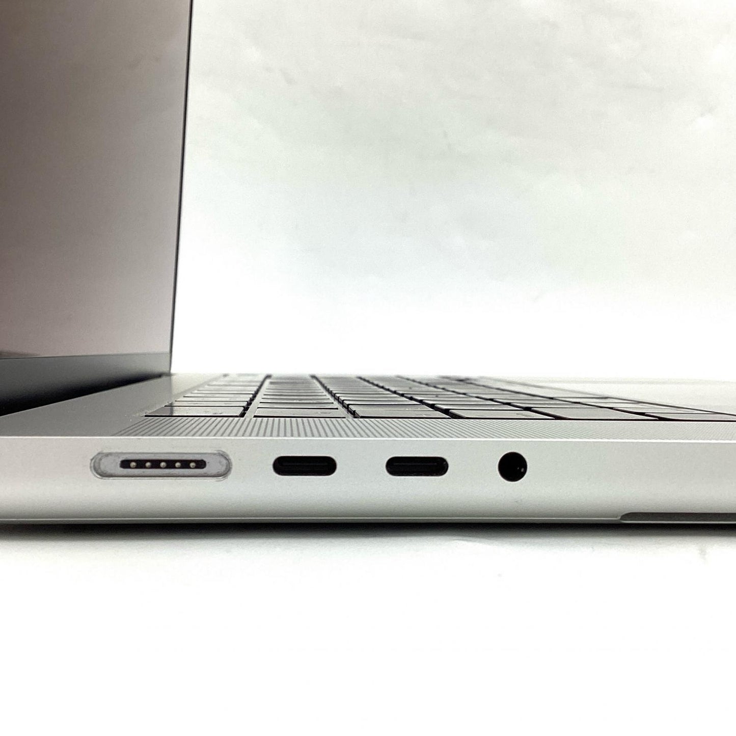 【全額返金保証】【最速発送】Apple MacBook Pro 16.2インチ 2021 Apple M1 Max 32GB SSD 1TB シルバー 86% 動作確認済