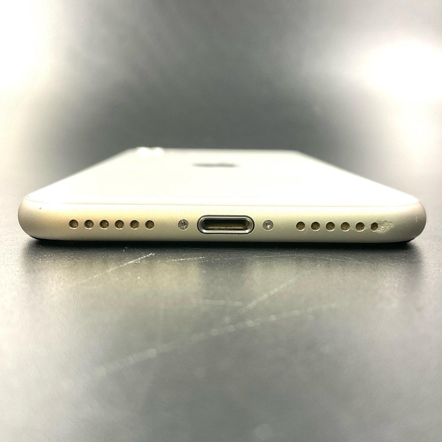 【全額返金保証】【最速発送】Apple iPhone iPhone SE（第3世代） 64GB スターライト au 白ロム 動作確認済 84%