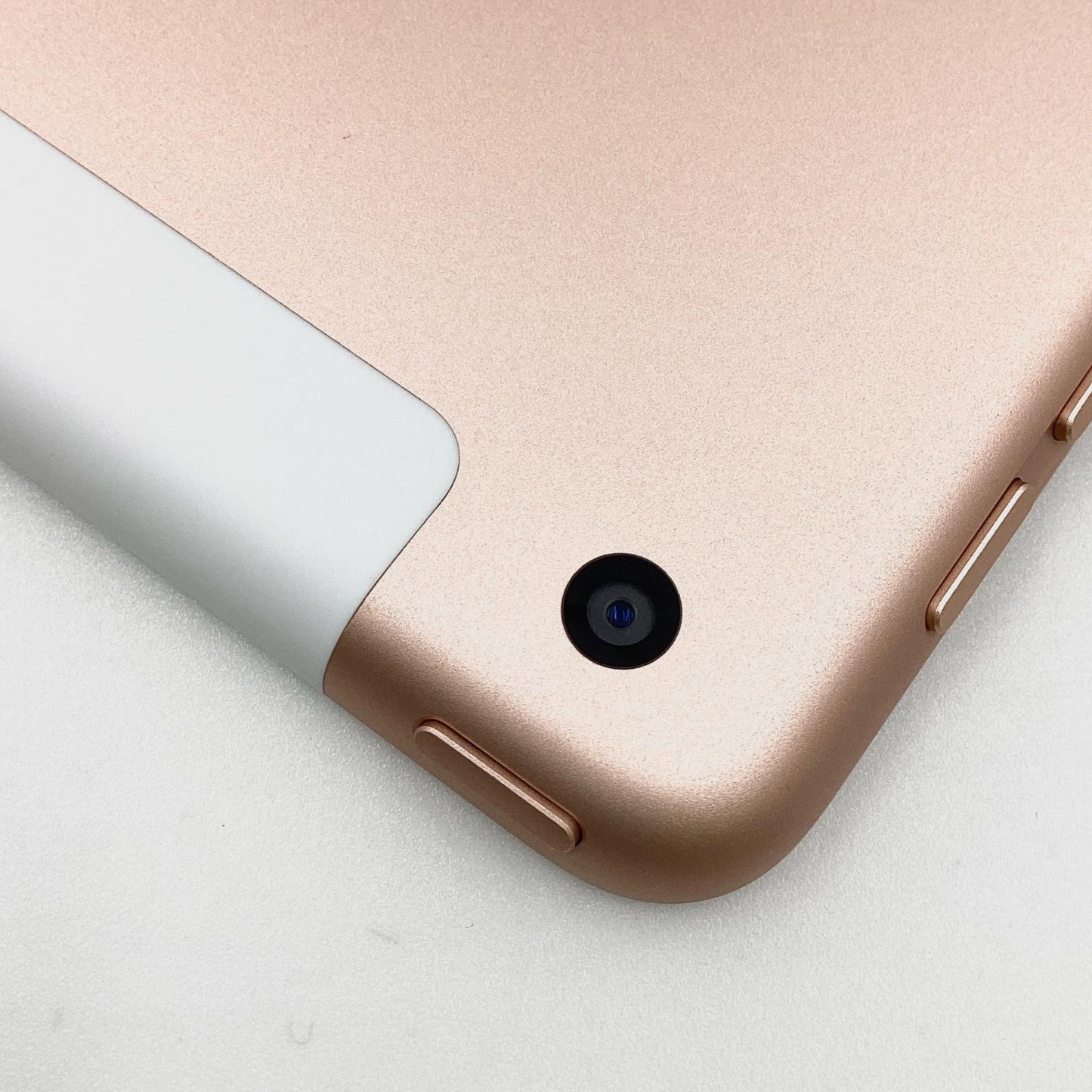 【全額返金保証】【最速発送】Apple iPad iPad 10.2インチ 第7世代 32GB ゴールド WiFi+Cellular docomo 白ロム 美品 動作確認済