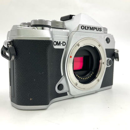 【全額返金保証】【最速発送】OLYMPUS デジタル一眼 OM-D E-M5 Mark III シルバー 動作確認済