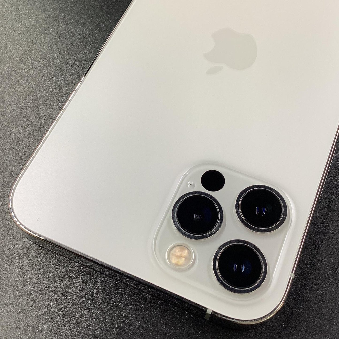 【全額返金保証】【最速発送】Apple iPhone iPhone 12 Pro 128GB シルバー au 動作確認済 77%