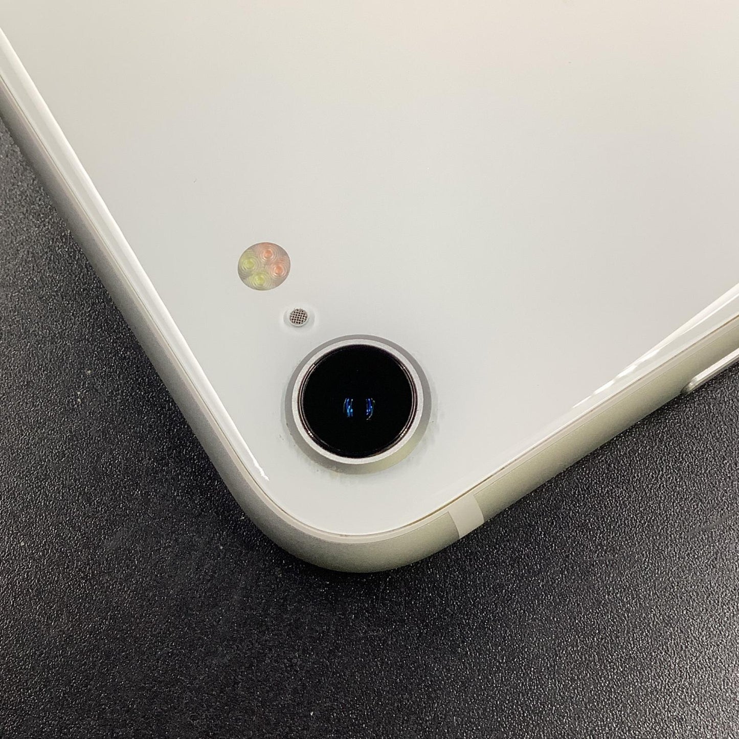 【全額返金保証】【最速発送】Apple iPhone iPhone SE（第2世代） 64GB ホワイト au 白ロム 動作確認済 75%