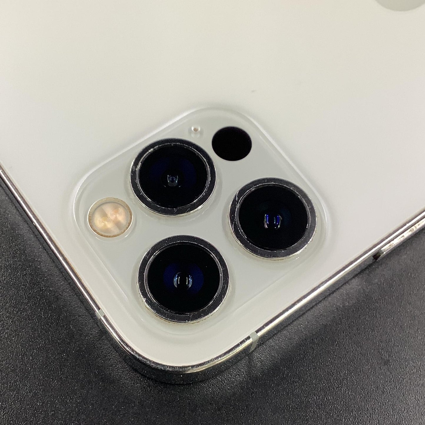 【全額返金保証】【最速発送】Apple iPhone iPhone 12 Pro 256GB シルバー docomo 白ロム 動作確認済 74%