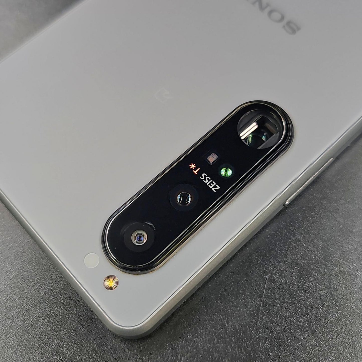 【全額返金保証】【最速発送】Sony Xperia 1 III 256GB Frosted Gray docomo SO-51B 白ロム 美品 動作確認済