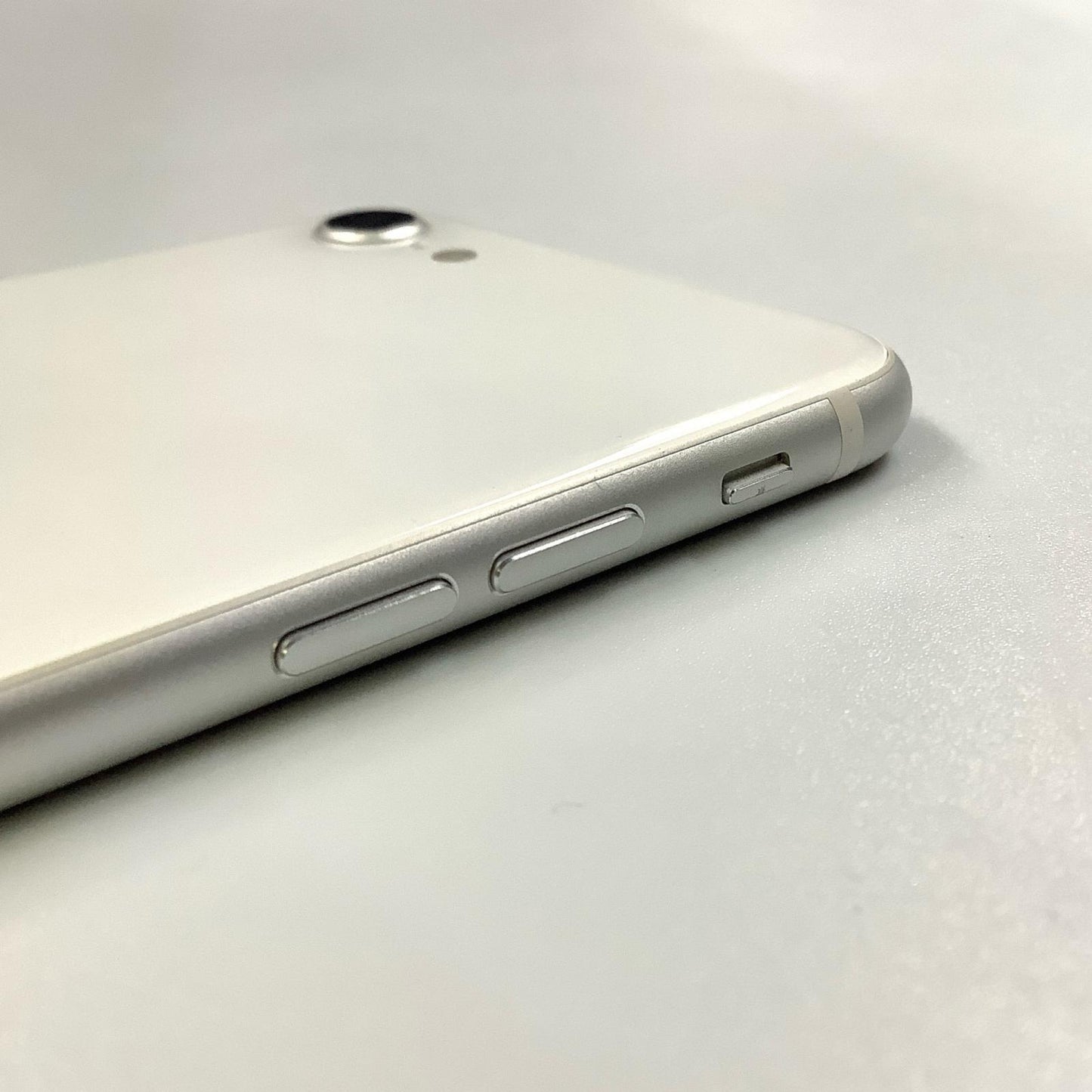 【全額返金保証】【最速発送】Apple iPhone iPhone SE（第2世代） 64GB ホワイト Softbank 白ロム 動作確認済 76%