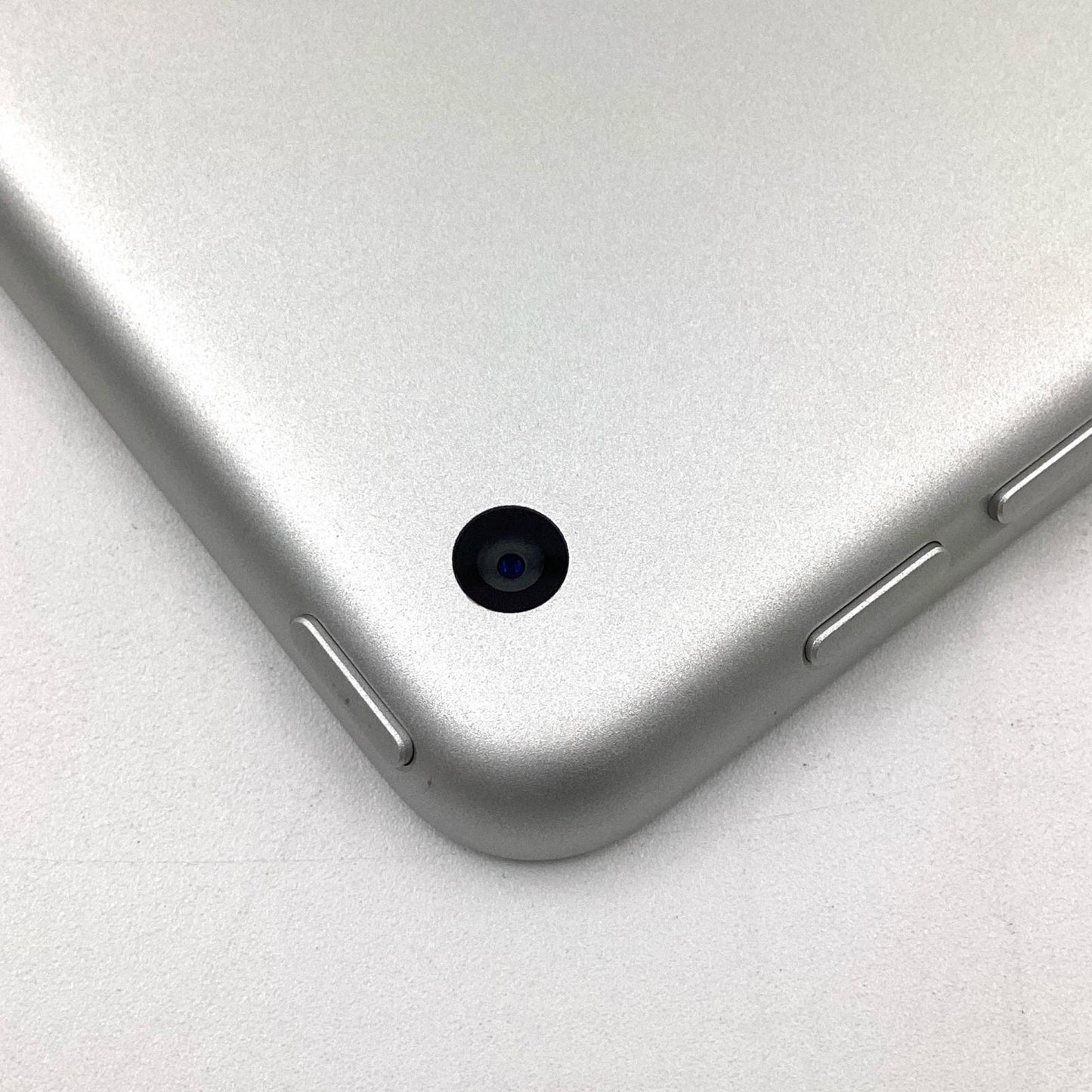 【全額返金保証】【最速発送】Apple iPad iPad 10.2インチ 第9世代 64GB シルバー Wi-Fi 動作確認済