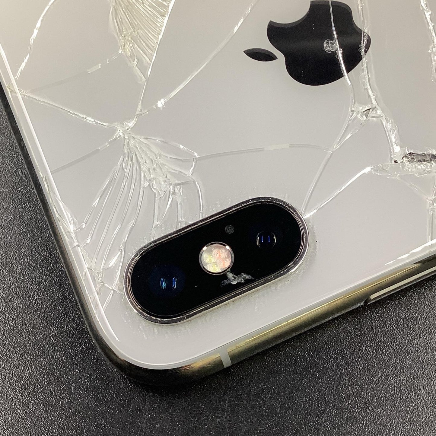 【最速発送】Apple iPhone iPhone X シルバー docomo 白ロム【難有】 73%