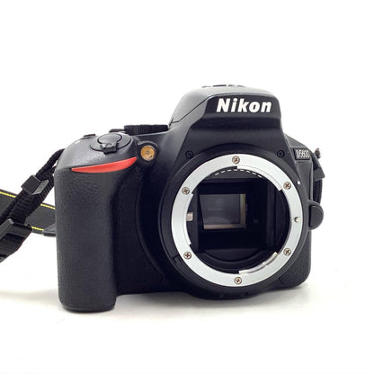 【全額返金保証】【最速発送】Nikon デジタル一眼 D5600 ダブルズームキット ブラック 美品 動作確認済