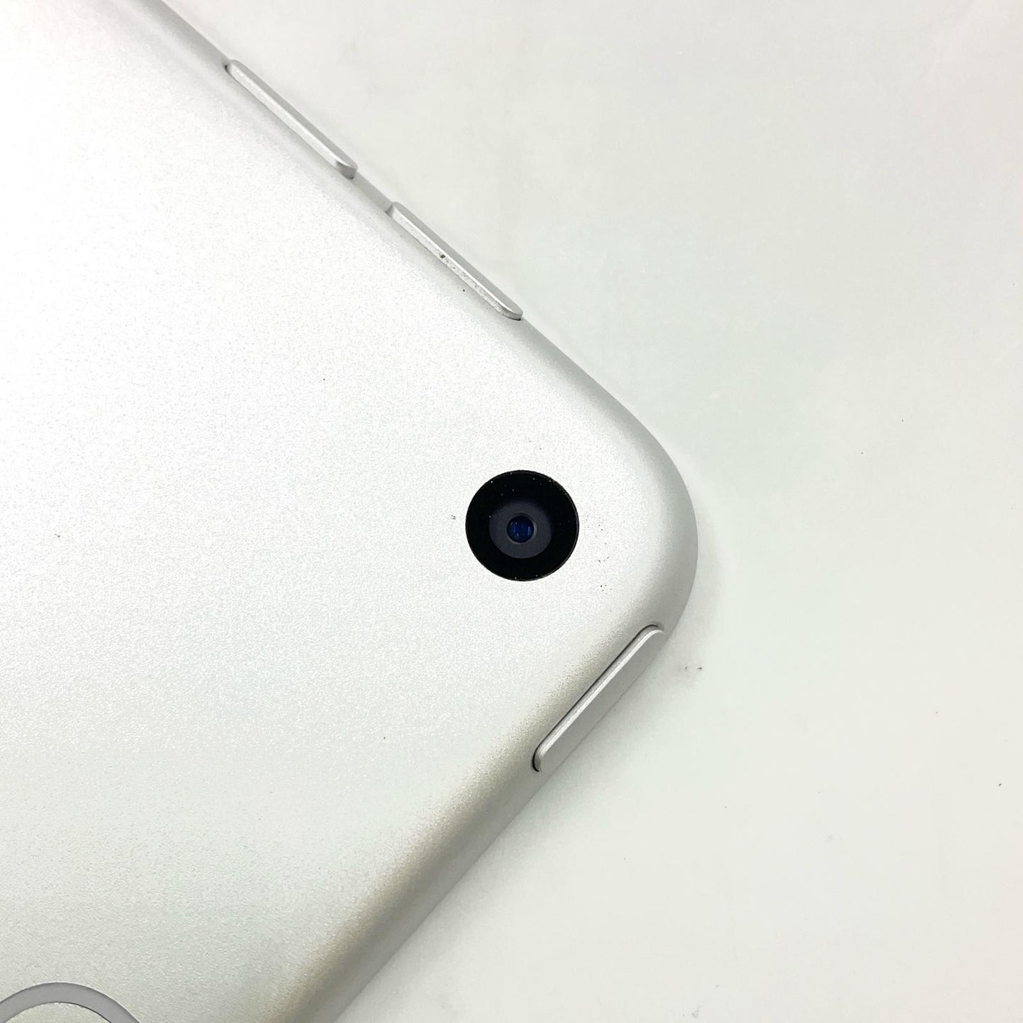 【全額返金保証】【最速発送】Apple iPad Air 10.5インチ 第3世代 64GB シルバー WiFi+Cellular docomo 白ロム 動作確認済